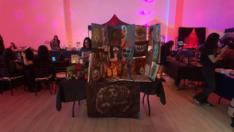 El stand completo de Arte Torcido el segundo día, con visitantes en las mesas vecinas
